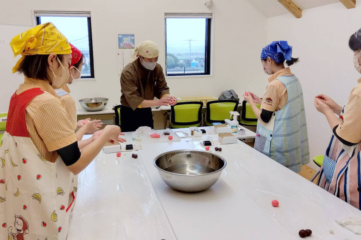和菓子作りを学ぶ4人の女性スタッフ