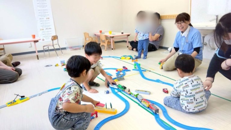 こどもたちがおもちゃで遊ぶ様子