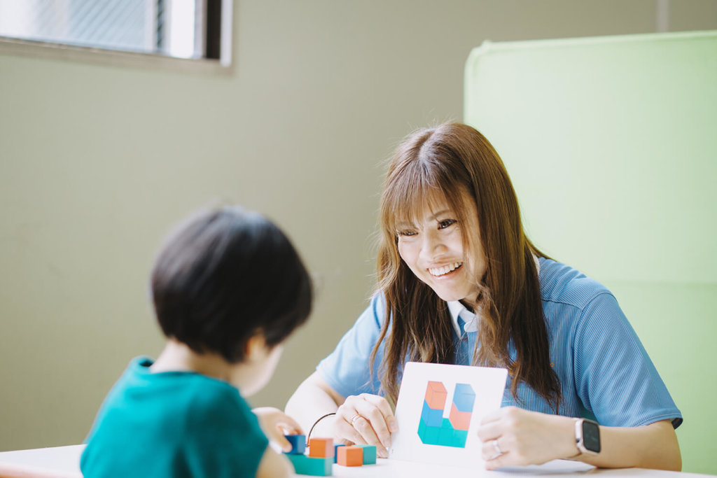 利用者さまと笑顔で向き合うスタッフ